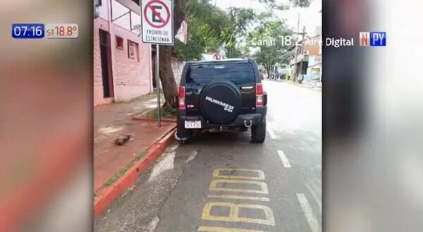 Conductor multado llevó su auto con "cepo y todo"