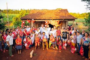 ACCIÓN SOLIDARIA ADVENTISTA ENTREGA REGALOS POR NAVIDAD EN EL B° CAMPO ÁNGEL - Itapúa Noticias