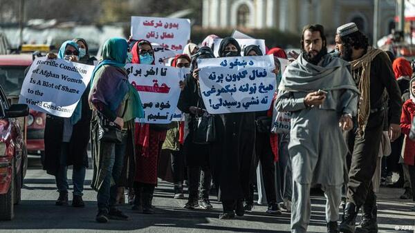 Talibanes reprimen protesta de mujeres contra veto a educación universitaria