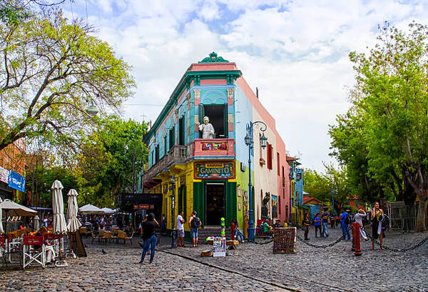 Arribo de turistas a Argentina sigue en alza, aún en niveles prepandemia - Revista PLUS