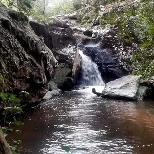 San Roque González, tierra de misterios: Una piedra equilibrista y una cascada con chorros de agua fría y tibia  - Viajes - ABC Color