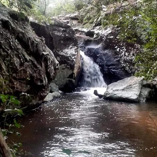 San Roque González, tierra de misterios: Una piedra equilibrista y una cascada con chorros de agua fría y tibia - Viajes - ABC Color