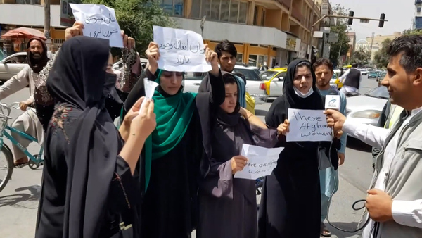 Talibanes prohibieron todo tipo de educación para las mujeres en Afganistán