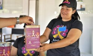 Realizan colecta a favor de niños con cáncer