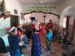 Papá Noel visitó a los abuelitos del Hogar Santa María