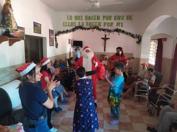Papá Noel visitó a los abuelitos del Hogar Santa María