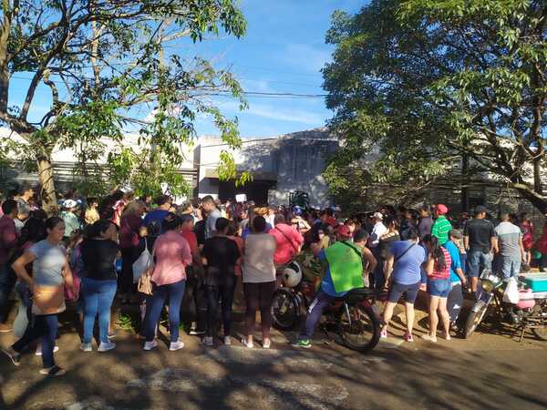Exigen entrega de viveres y bonos a la Entidad Binacional Yacyretá