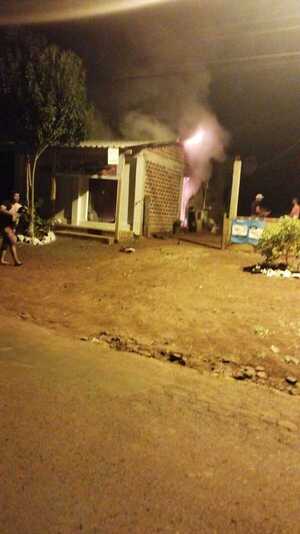 Discutió con su pareja e incendió su vivienda