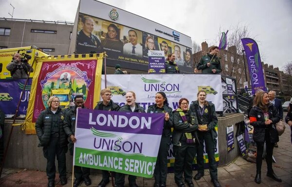 Empleados de ambulancias en Inglaterra convocan más huelgas en enero - Mundo - ABC Color