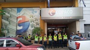 Funcionarios de Copaco se manifiestan exigiendo pago de salarios y aguinaldo - Noticiero Paraguay