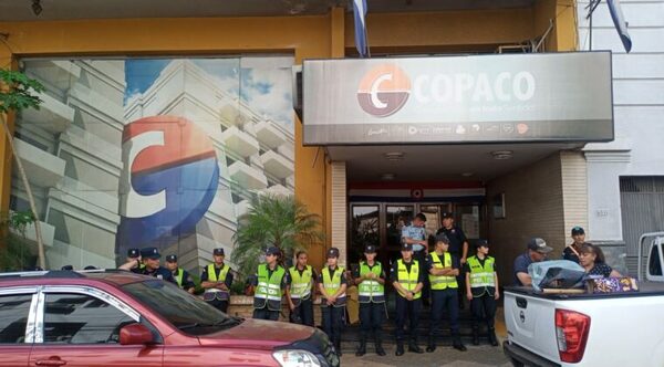 Funcionarios de Copaco se manifiestan exigiendo pago de salarios y aguinaldo - Noticiero Paraguay