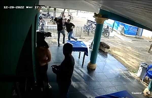 Hijo de administrador de terminal agrede a vendedor de pasajes | Radio Regional 660 AM