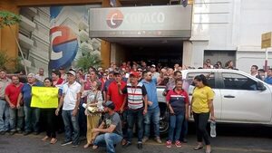 Funcionarios de Copaco se movilizan para exigir pago aguinaldo y salario - Economía - ABC Color