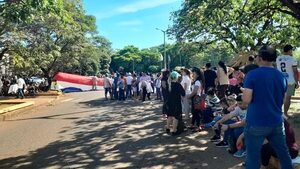 Relocalizados por la EBY se manifestaron exigiendo la entrega de bono de fin de año - Economía - ABC Color