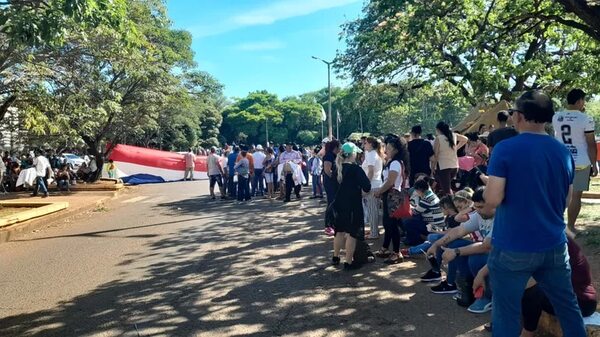 Relocalizados por la EBY se manifestaron exigiendo la entrega de bono de fin de año - Economía - ABC Color