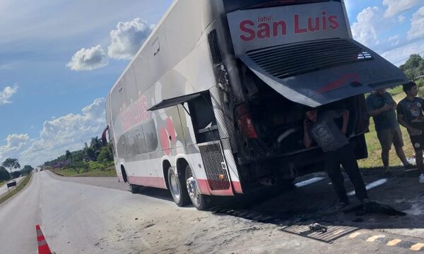 Camionero auxilia a ómnibus que ardía y evita tragedia