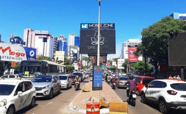 Polución visual recibe a turistas en Ciudad del Este