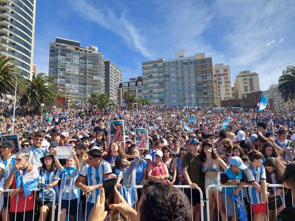 [VIDEO] Una multitud en el homenaje a “Dibu” Martínez en Mar del Plata
