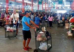 Compradores copan las tiendas y los mercados en previa de la Nochebuena - Economía - ABC Color