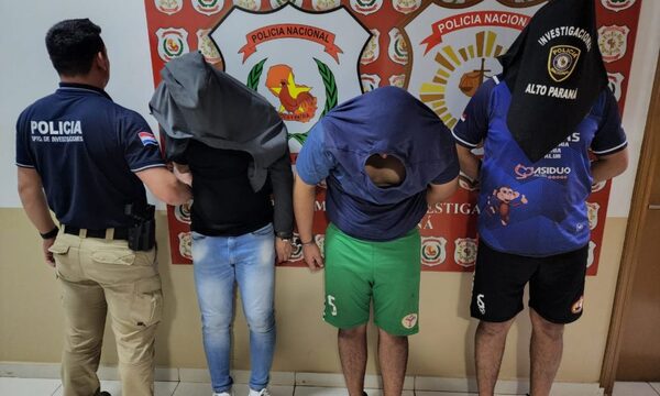 Recuperan vehículo hurtado en Foz de Yguazú y detienen a tres hombres