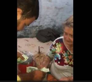 [VIDEO] ¡Chúlina! Cobró aguinaldo y se lo dio a su abuela: “A ella se lo debo todo”