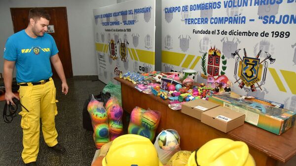 Bomberos voluntarios organizan colecta de juguetes por Navidad