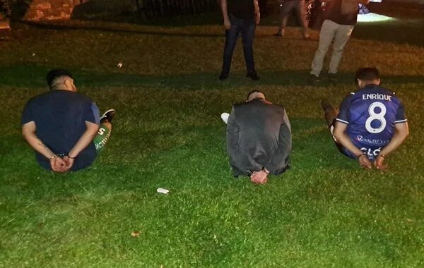 Detienen a tres personas con una camioneta robada, tras persecución - ABC en el Este - ABC Color