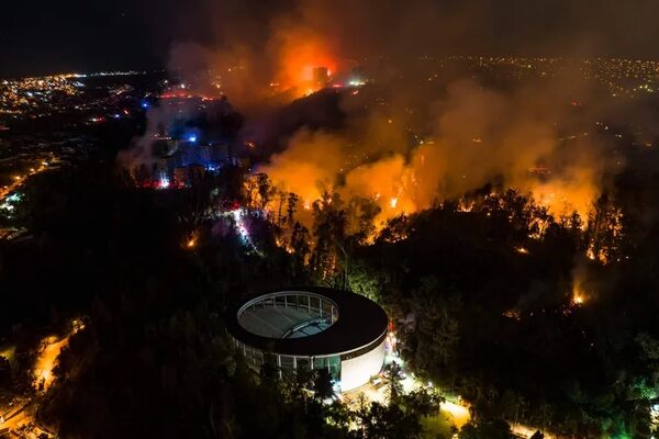 Gobierno chileno declara estado de catástrofe por incendio en Viña del Mar - Mundo - ABC Color