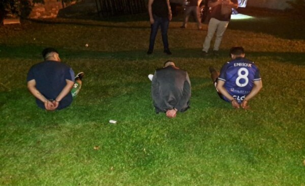 Detienen a tres hombres sospechosos de robo de camioneta en Foz