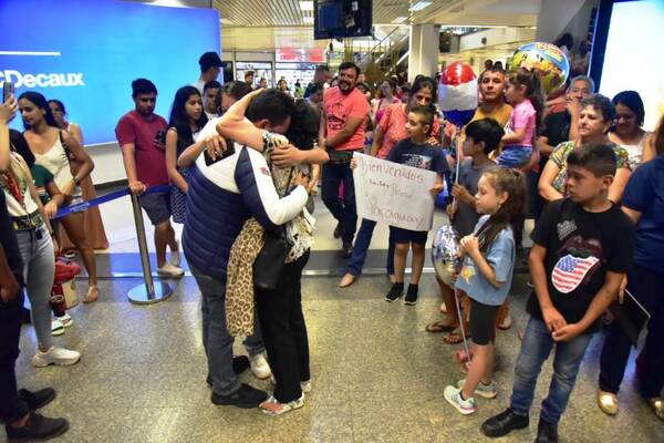 Aeropuerto: Emocionantes reencuentros familiares por la Navidad •