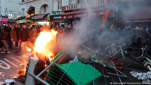 Disturbios en París tras tiroteo en que murieron tres kurdos