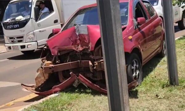 Embarazada se descompensó manejando e impactó contra una columna de ANDE