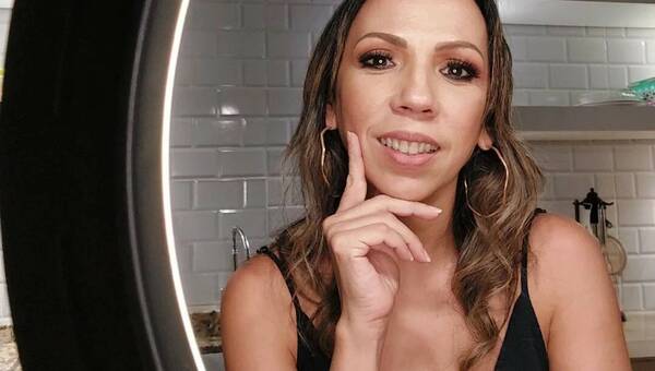 [VIDEO] Emotiva despedida de Yvonne Boss: "Me voy a mi casa... en este momento tengo que estar"