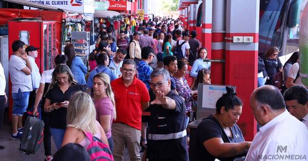 La Nación / Asunción: intenso movimiento en estación de buses tras liberación de horario