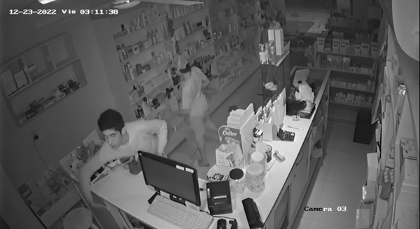 Rompen puerta de Farmacia y entran a robar
