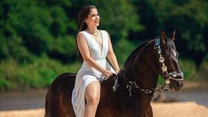 ¡Pero qué hermosa amazona! Cantante guaireña arrancó suspiros paseándose a caballo