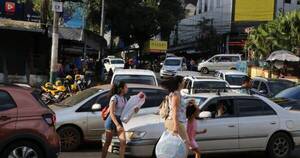 La Nación / Caótico tránsito en CDE, filas de vehículos y el comercio saturado por compras navideñas
