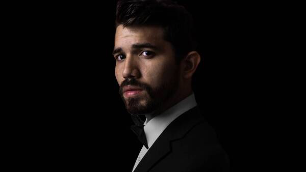 Dejó su trabajo en banco para perseguir su sueño de triunfar como cantante