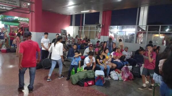Masiva presencia de viajeros en la Estación de Buses de Asunción - Nacionales - ABC Color