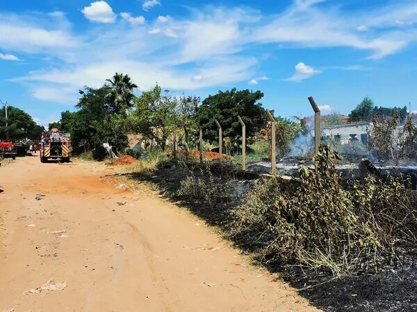 Incendios en la Costanera podrían descontrolarse ante inacción de la Policía y la Municipalidad, según bombero - Policiales - ABC Color