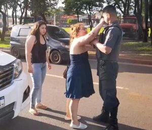 Video: Así policías abordan a presuntos ebrios y terminan en una gresca - ABC en el Este - ABC Color