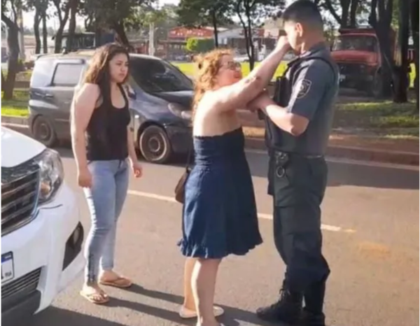 (VIDEO) Mujeres se trompean ka’ure con un policía en Hernandarias