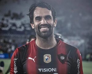 Nacional: Carlos Rolón cruza la calle en el Barrio - Fútbol - ABC Color