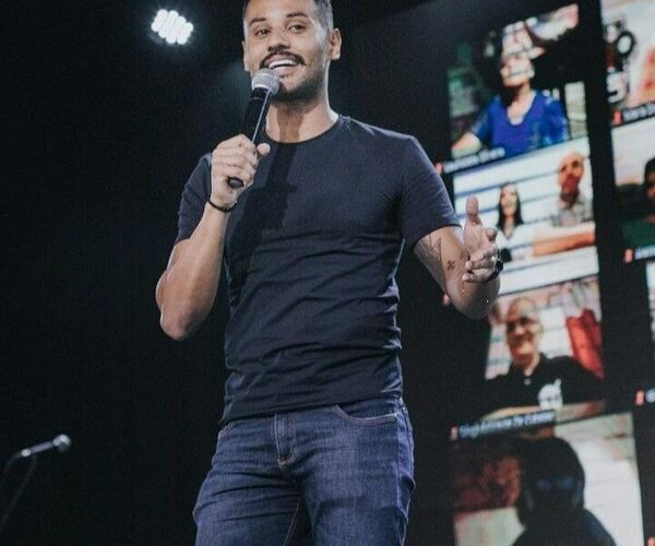 Tras rajarse de Cerro, Mateus apareció dando charla en iglesia rapai