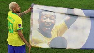Neymar recoge trofeo para Pelé como el 'Jugador de la historia'
