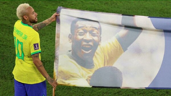 Neymar recoge trofeo para Pelé como el 'Jugador de la historia'