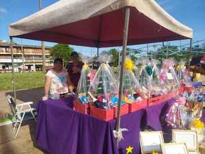 Artesanos ofertan regalos para Navidad frente a La Placita