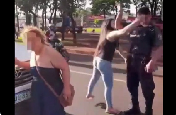 Detienen a dos mujeres y un joven por agredir a policías en el este