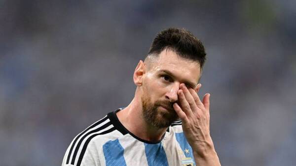“Messi y su valija”, el relato que emociona a los emigrantes y al mundo del fútbol | 1000 Noticias