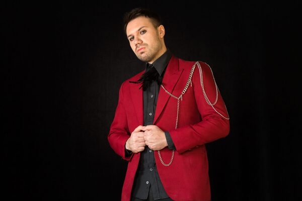 Adrián Benegas firma contrato con importante sello discográfico europeo con vínculos con Warner Music - Te Cuento Paraguay